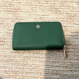 New Green Tory Burch wallet never used